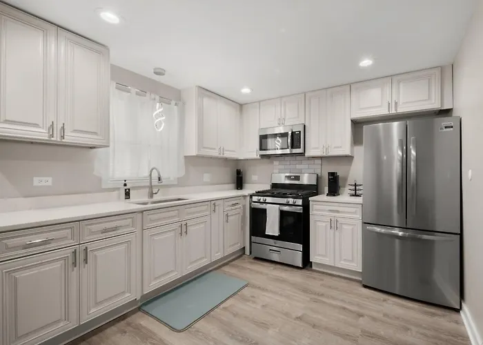 3 Level Apt 10 Min To The Beach, Near Downtown