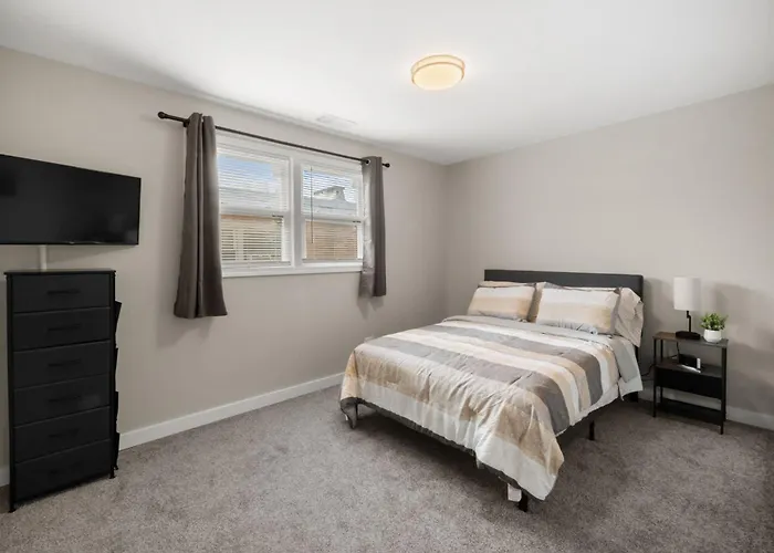 3 Level Apt 10 Min To The Beach, Near Downtown